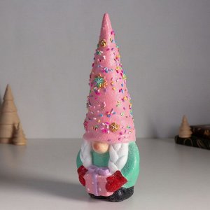 Фигурка полистоун «Бабулечка в розовом колпаке с посыпкой, с подарком», 10.5x8x25 см