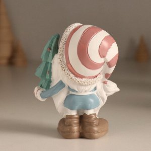 Фигурка полистоун «Новогодний гном с ёлкой, в колпаке съехавшем на один глаз», 8x6x10.5 см