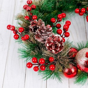 Венок новогодний d=30 см «Зимнее волшебство. Красные ягоды и шишки»