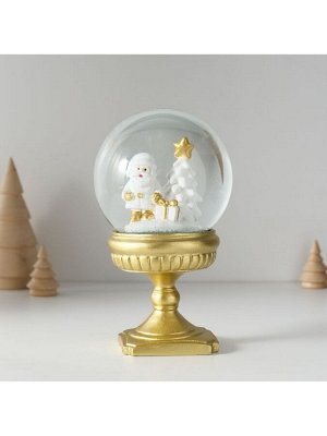 Снежный шар новогодний стеклянный «Дед Мороз в белой шубе с ёлкой и подарком», 10x10x17.5 см