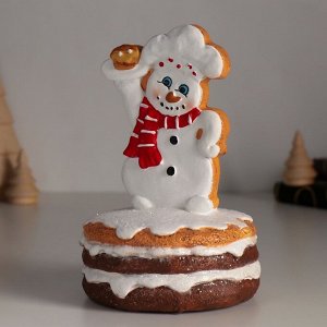 Фигурка полистоун «Снеговик пряничный в глазури, с кексиком», 9x9x14.5 см