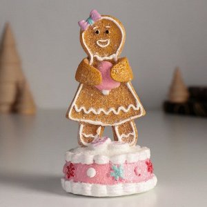 Фигурка полистоун «Пряничка на кексе, с зефиркой», 6.5x6.5x11.5 см