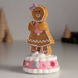 Фигурка полистоун «Пряничка на кексе, с зефиркой», 6.5x6.5x11.5 см
