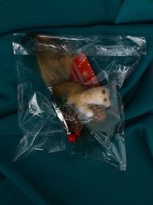 Ёлочная игрушка «Бельчонок на веточке» 7.5x12 см, бежевый