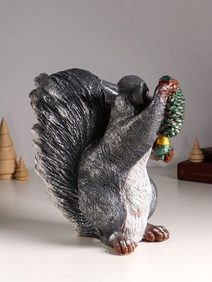 Фигурка полистоун «Белка с шишкой», 26.5x27.5x14 см