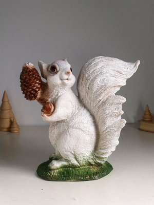 Фигурка полистоун «Белка с шишкой», с глиттером, 26x28 см