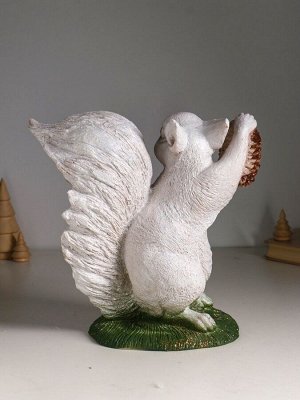 Фигурка полистоун «Белка с шишкой», с глиттером, 26x28 см