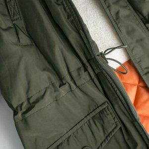Куртка Куртка с несъемным капюшоном дополнена снимающейся опушкой из искусственного меха. Выполнена из ветронепродуваемого материала, отталкивающего воду. Ткань верха: 100% полиэстер, Подкладка: 100% 