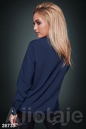 Блузка тесно-синего цвета с асимметричным вырезом