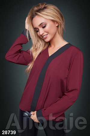 Блузка с V-образным вырезом бордового цвета