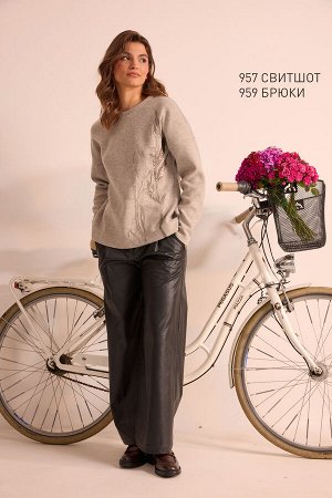Брюки Женские брюки из экокожи сочетают в себе удобство. Брюки с завышенной посадкой, на поясе, с боковыми карманами. Модель универсальная и может служить стильной базовой вещью в вашем гардеробе. Сос