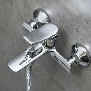 LM11314C "ORTUS" Смеситель для ванны с коротким изливом, дивертор с кер. пласт., с аксессуарами, хро