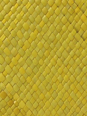 Сумка плетёная на застёжке из пандана, 41x16x50 см, жёлто-белая
