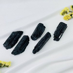 Кристалл необработанного черного Турмалина (Шерл)