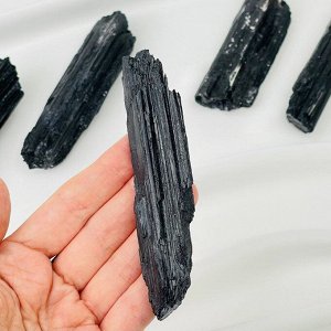 Кристалл необработанного черного Турмалина (Шерл)