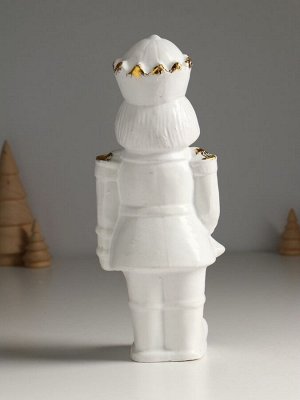 Фигура «Щелкунчик новогодний», 24x10x7.5 см, белый с позолотой