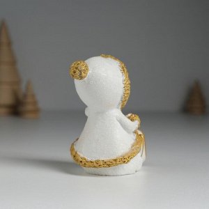 Фигурка полистоун «Малышка в белой шубке, с сердечком сидит», 5*5.5*8 см