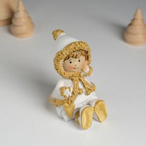 Фигурка полистоун «Малышка в белой шубке, с сердечком сидит», 5*5.5*8 см
