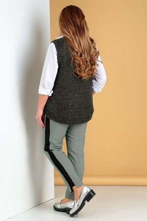 Женский комплект 3-х предметный: брюки, блуза и жилет.