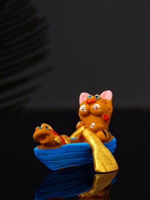 Фигурка полистоун «Кот в лодке с рыбкой», 4.2x5.8x5.4 см