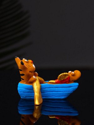 Фигурка полистоун «Кот в лодке с рыбкой», 4.2x5.8x5.4 см