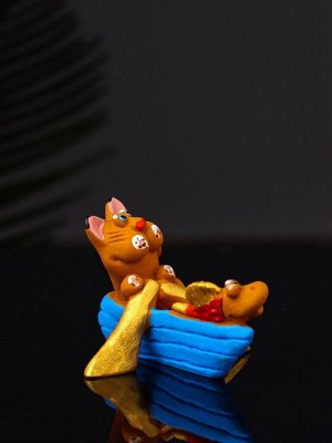 Фигурка полистоун «Кот в лодке с рыбкой», 4.2x5.8x5.4 см