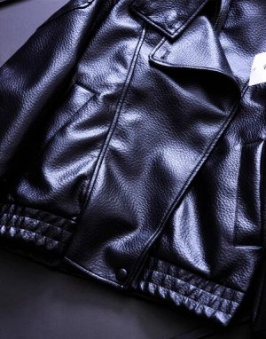 Куртка из иск. кожи, воротник стойка на молнии, подол на резинке, черный
