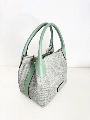 Сумка SIZE: L. 21 - H. 20 - W. 13
Сумка из плетеной ткани с эффектом соломы и гладкими
кожаными деталями. Легкая, прочная и идеально подходит для создания элегантного, но в то же время повседневного о