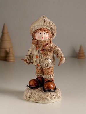 Фигурка полистоун «Малыш в вязаном наряде на мини-лыжах», 8.5x8x17.5 см