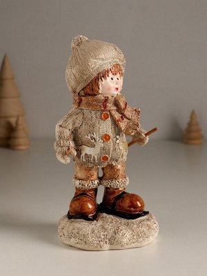 Фигурка полистоун «Малыш в вязаном наряде на мини-лыжах», 8.5x8x17.5 см