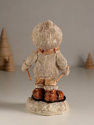 Фигурка полистоун «Малыш в вязаном наряде на мини-лыжах», 8.5x8x17.5 см