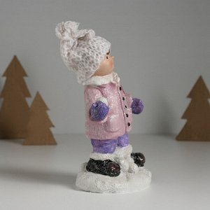 Фигурка керамика «Мальчик в розовой курточке, со снежком», 10.3x7.3x16 см
