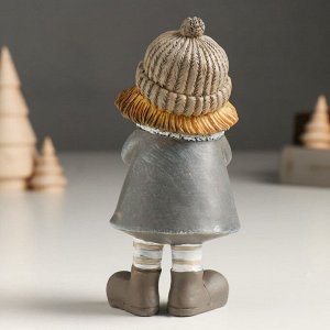 Фигурка полистоун «Малышка в сером пальто с птичкой; фонариком», 5x6x14 см, МИКС