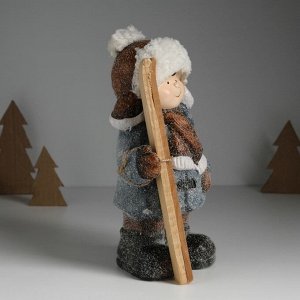 Фигурка керамика «Малыш в сером пальто и шапке ушанке, с лыжами», 13x9.5x23 см