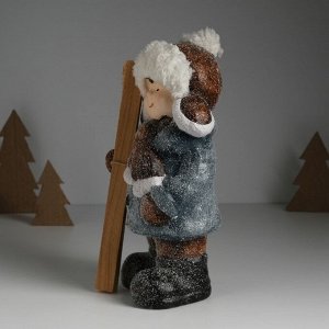 Фигурка керамика «Малыш в сером пальто и шапке ушанке, с лыжами», 13x9.5x23 см