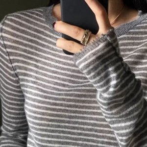 Джемпер тонкий с круглым вырезом, в полоску, с длинными рукавами, серый