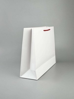 Пакет подарочный «Новогодний», тиснение, с ёлочной игрушкой и бахромой, 40x31x11 см