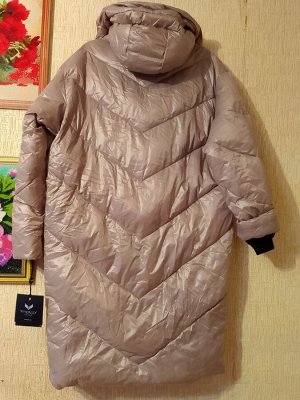 Стильный пуховик с капюшоном