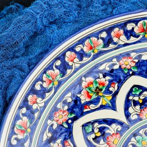 Ляган круглый Риштанская Керамика, 36см, синий, орнамент красные цветы