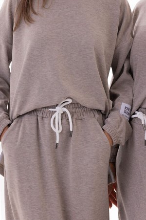 Костюм Костюм Kivviwear 4342434301 капучино 
Состав: Вискоза-30%; ПЭ-66%; Эластан-2%;
Сезон: Осень-Зима
Рост: 170

Kivvi Wear представляет идеальный дуэт для тех, кто ценит уют и эстетику минимализма