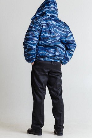 Куртка Расцветки : зеленый кмф и синий кмф
Куртка укороченная на резинке, с пристегивающимся капюшоном на петли пуговицы и меховым воротнком, с центральной бортовой застежка на молнию и ветрозащитным 