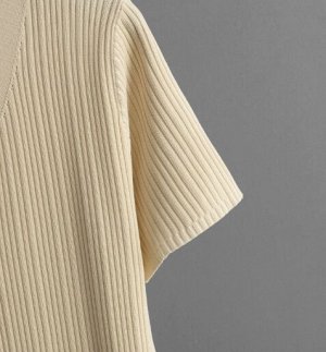 Платье трикотажной вязки приталенное с v-образным вырезом на пуговицах, беж