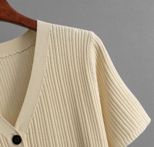 Платье трикотажной вязки приталенное с v-образным вырезом на пуговицах, беж