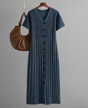 Платье трикотажной вязки приталенное с v-образным вырезом на пуговицах, серо-синий