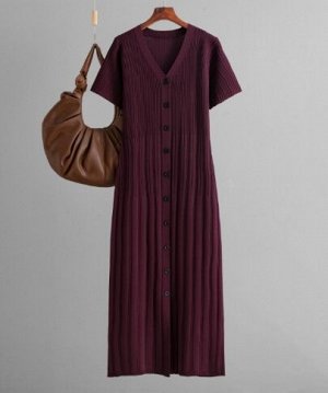 Платье трикотажной вязки приталенное с v-образным вырезом на пуговицах, темно-фиолетовый