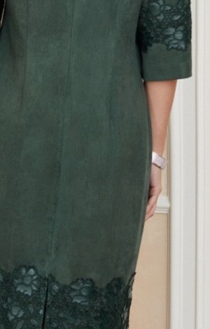 Платье Платье  прямого  силуэта с легким  приталиванием   и  округлым вырезом  выполнено из  мягкого замша на трикотажной основе  и вышитого на коже ажура.  Вырез горловины округлый  по центру оформле
