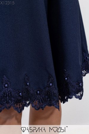 Платье свободного кроя с вырезом анжелика, рукавами из сетки с вышивкой-пайетка, широким съемным поясом по талии и декором макра