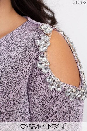 Платье с напылением прямого кроя, ювелирным вырезом рукавами 3/4 с аппликацией из крупных камней и разрезом сзади X12073