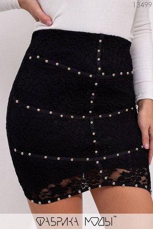 Гипюровая юбка-мини с подкладом, на резинке по талии и декором из заклепок 13499