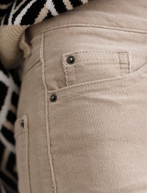 Укороченные эластичные брюки слим из микро вельвета